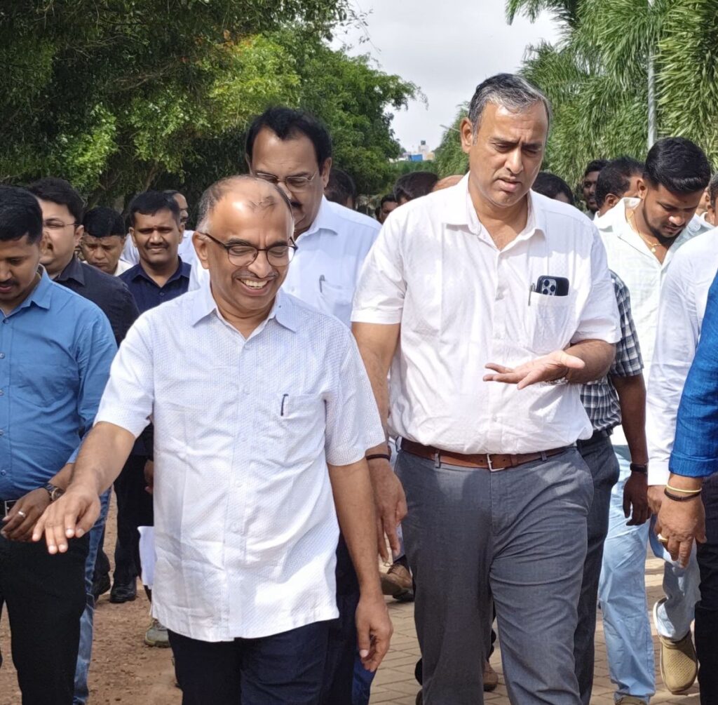 Karee Gowda (left) is seen with BBMP Chief Commissioner Maheshwar Rao in Bengaluru