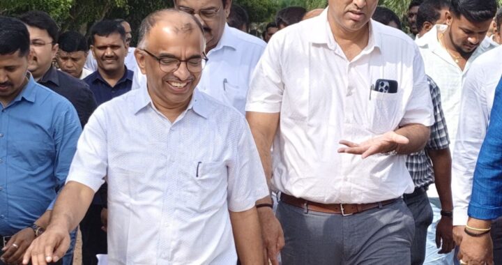 Karee Gowda (left) is seen with BBMP Chief Commissioner Maheshwar Rao in Bengaluru